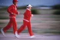 Billede af to personer i en ordentlig øvelse gear, jogging