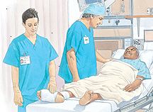 Man liggende i hospitalsseng med forbinding på foden. Sundhedsplejerske taler til ham. En anden sundhedsplejerske er at kontrollere dressing til fods.