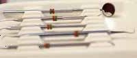 Billede af flere forskellige dentale instrumenter