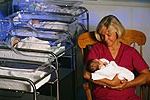 Billede af en sygeplejerske med en baby på hospitalet planteskole