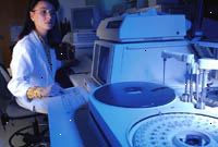 Billede af en kvindelig patolog i et laboratorium