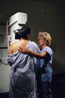Billede af midaldrende kvinder at få en mammografi
